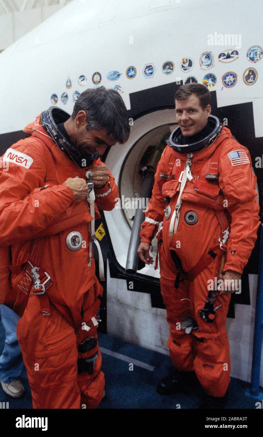(11 giugno 1990) --- due membri dell'equipaggio assegnati alla NASA Spacelab Scienze della Vita (SLS-1)/STS-40 missione sono raffigurate durante una emergenza formazione egress nella navetta mockup e laboratorio di integrazione presso il Johnson Space Center (JSC). Visto gli astronauti sono Sidney M. Gutierrez (sinistra), pilota e Bryan D. O'Connor, comandante della missione. Foto Stock