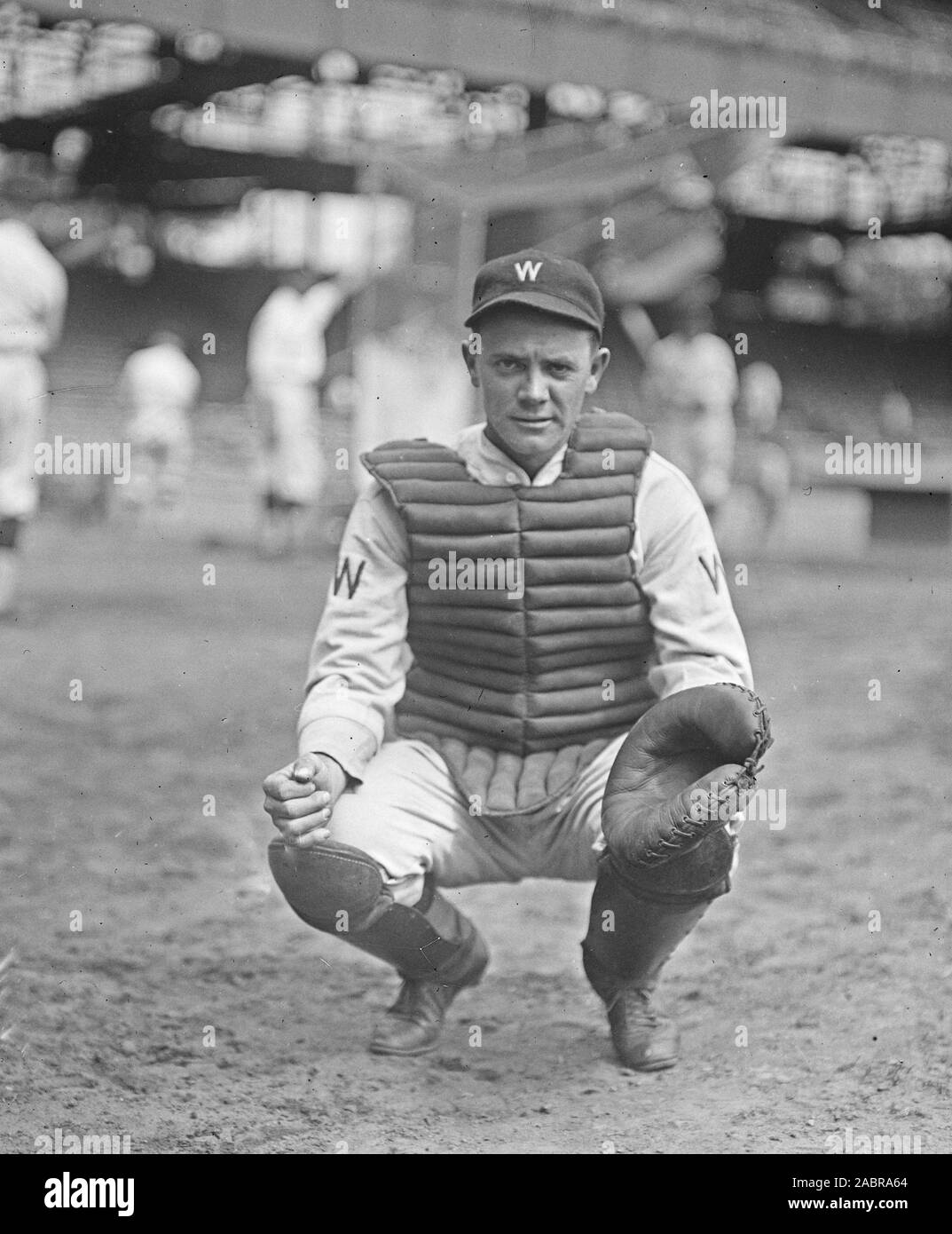 Vintage i giocatori di baseball - Washington il senatore giocatore di baseball nella cattura di porre ca. 1924 Foto Stock