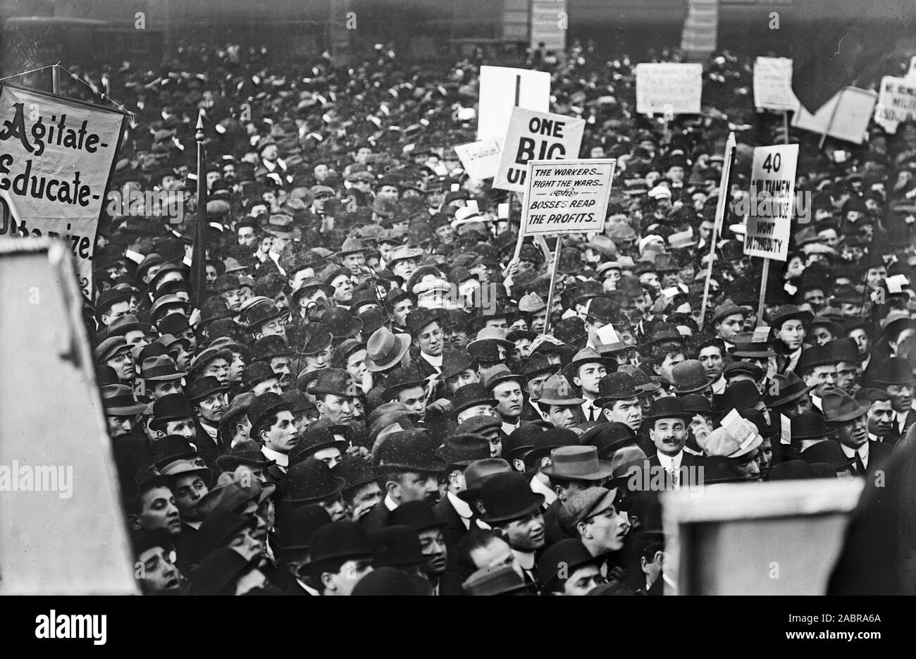 Grande folla dei socialisti di Union Square di New York City - 1 Maggio 1912 Foto Stock