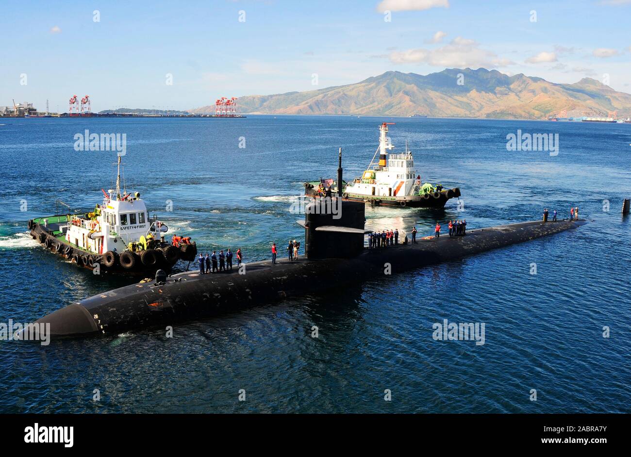 SUBIC BAY, Repubblica delle Filippine (dec. n. 29, 2012) Il Los Angeles-class attack submarine USS Bremerton (SSN 698) si prepara a moor accanto al sommergibile offerta USS Emory S. Land (come 39). Foto Stock