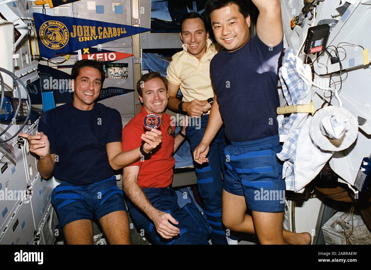 (8-23 Luglio 1994) --- Durante il fuori orario di lavoro sullo Space Shuttle Columbia il mid-ponte e quattro membri di equipaggio, dal 1990 (XIII) astronauta classe, visualizzare il loro gruppo di insegne. Il 'hairballs' nella foto, da sinistra a destra gli astronauti sono Donald A. Thomas, James D. Halsell, Jr., Carl E. Walz e Leroy Chiao. Foto Stock