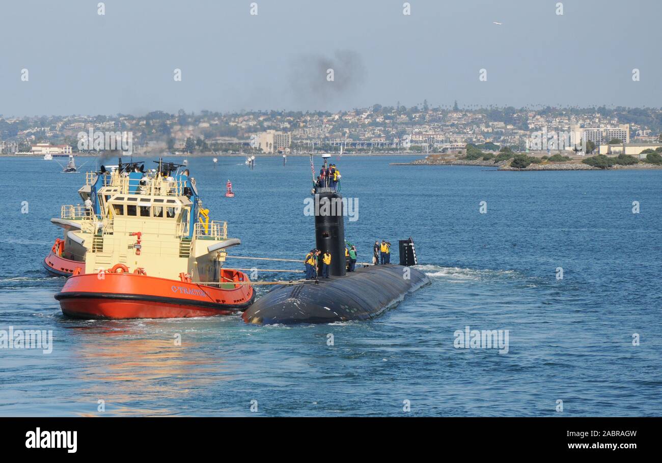 SAN DIEGO (nov. 2, 2012) Il Los Angeles-class attack submarine USS Topeka (SSN 754) si diparte la Base Navale di Point Loma per Portsmouth, N.H. Topeka subirà un programma tre-anno progettata revisione presso il Cantiere Navale di Portsmouth. Topeka è stato commissionato da ottobre 21, 1989 ed è stata homeported a San Diego per gli ultimi dieci anni. Foto Stock