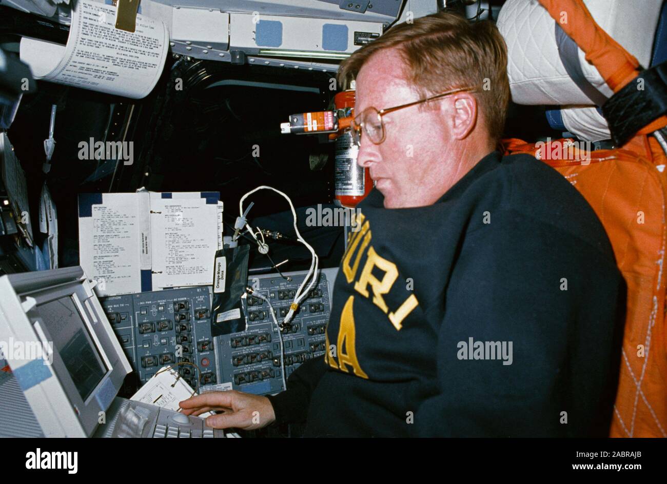 (6-10 ottobre 1990) --- astronauta Richard N. Richards, STS 41 comandante della missione, "prende in prestito' il pilota della stazione per utilizzare una navetta portatile computer di bordo durante i quattro giorni di volo. Foto Stock