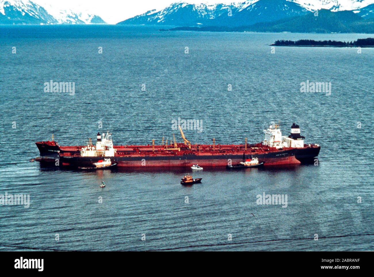 Prince William Sound, AK (Mar. 24)--della Exxon Valdez rimane nel luogo in Prince Williams dopo il suono di arenamento. La Exxon Valdez si è arenata sulla Bligh Reef in Prince William Sound, Alaska, 23 marzo 1989 la fuoriuscita di 11 milioni di galloni di petrolio greggio che ha provocato la più grande marea nera nella storia degli Stati Uniti. Foto Stock