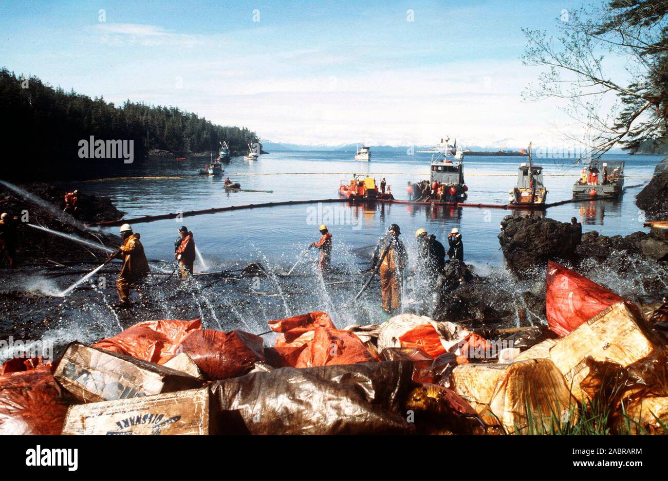 Prince William Sound, AK (Mar. 28)--Cleanup continua come lavoratori sbuffo di vapore rocce e le coste di lavaggio imbevuto di petrolio greggio dal perde petroliera Exxon Valdez. La Exxon Valdez si è arenata sulla Bligh Reef in Prince William Sound, Alaska, 23 marzo 1989 la fuoriuscita di 11 milioni di galloni di petrolio greggio che ha provocato la più grande marea nera nella storia degli Stati Uniti. Foto Stock