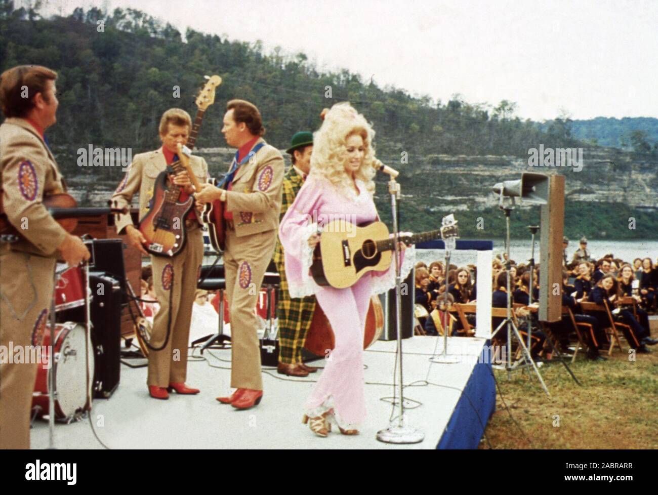 Country Music star Dolly Parton esegue al Cordell Hull Dam dedizione ott. 13, 1973, sulla riva del fiume Cumberland presso la diga di Cartagine, Tennessee Secondo un associato rapporto della stampa a seguito dell'evento circa duemila persone hanno partecipato. Tricia Nixon Cox, figlia del Presidente Richard M. Nixon, è stato il discorso di apertura per la dedicazione. Foto Stock