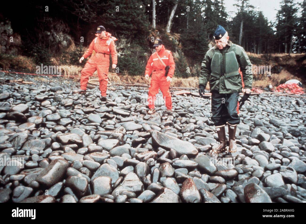 Prince William Sound, AK (Mar. 28)--Coast Guardsman verificare la portata dei danni causati dalla Exxon Valdez fuoriuscite di olio al litorale. La Exxon Valdez si è arenata sulla Bligh Reef in Prince William Sound, Alaska, 23 marzo 1989 la fuoriuscita di 11 milioni di galloni di petrolio greggio che ha provocato la più grande marea nera nella storia degli Stati Uniti. Foto Stock