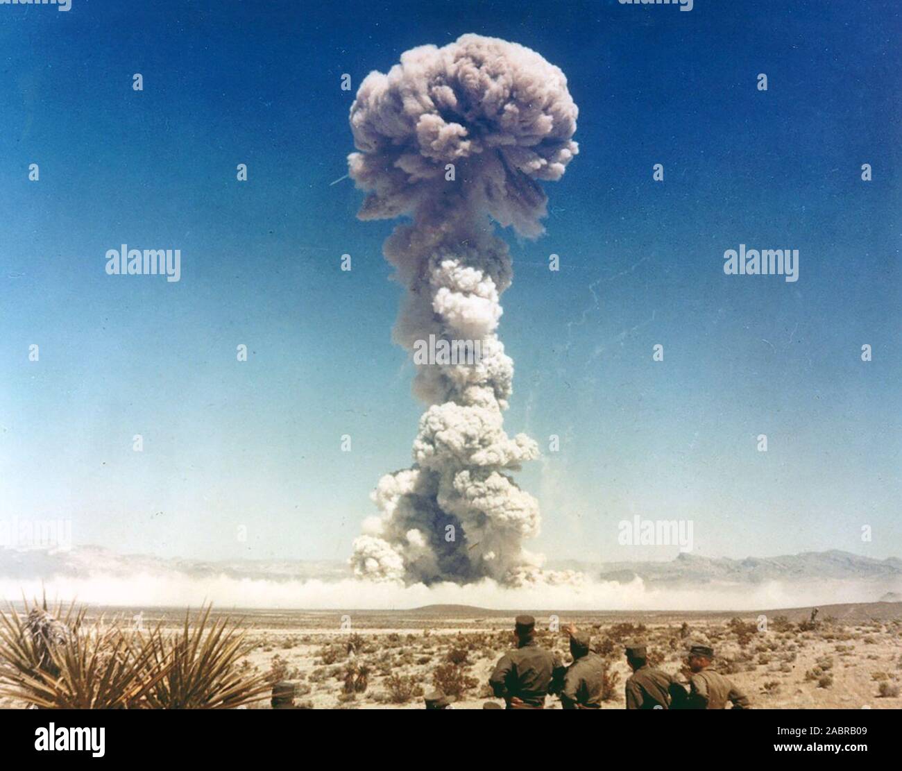 Il personale militare osservando uno dei test di Buster-Jangle serie in autunno del 1951. Foto Stock