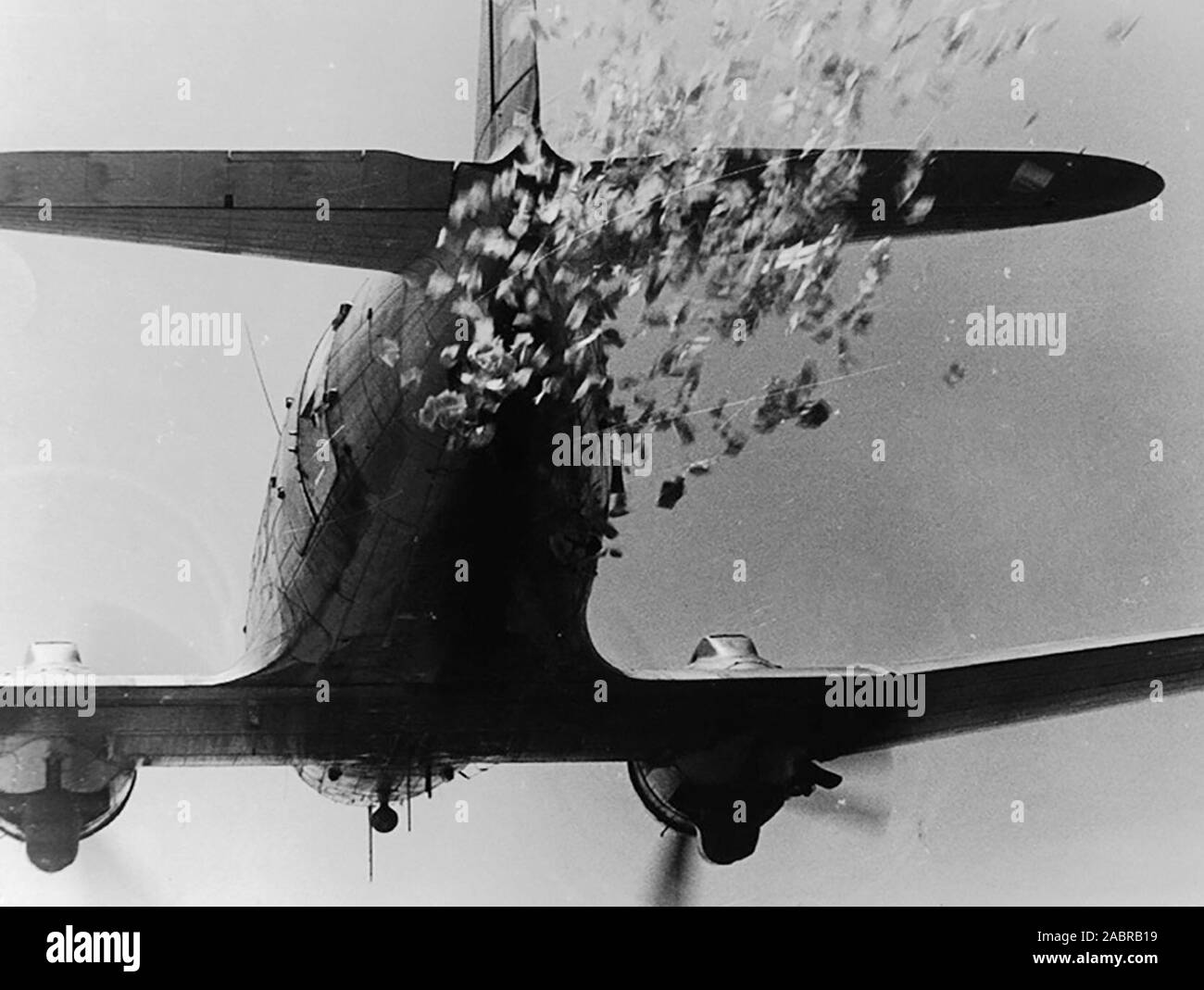 Il cavallo da tiro di aria consegna di volantini nella guerra di Corea è stata la C-47 velivoli da trasporto. Inoltre è stato utilizzato il B-29 Superfortress, che potrebbe distribuire un milione di volantini per volo. Alcuni B-26 pesanti da combattimento erano dotati di cialde speciali che ha ricoperto diverse centinaia di libbre di volantini, che potrebbe essere dribbled fuori a una velocità lenta o oggetto di dumping alla rinfusa in pochi secondi. Dalla fine della guerra, più di 2,5 miliardi di volantini era stato abbandonato su posizioni nemiche. Foto Stock