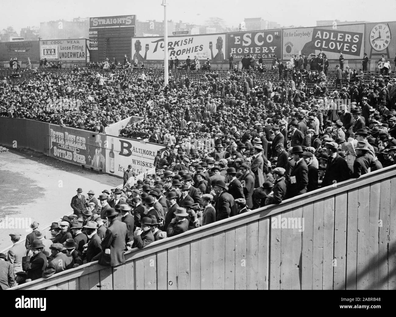 A destra la tribuna del campo al Polo Grounds - 1912 World Series Foto Stock
