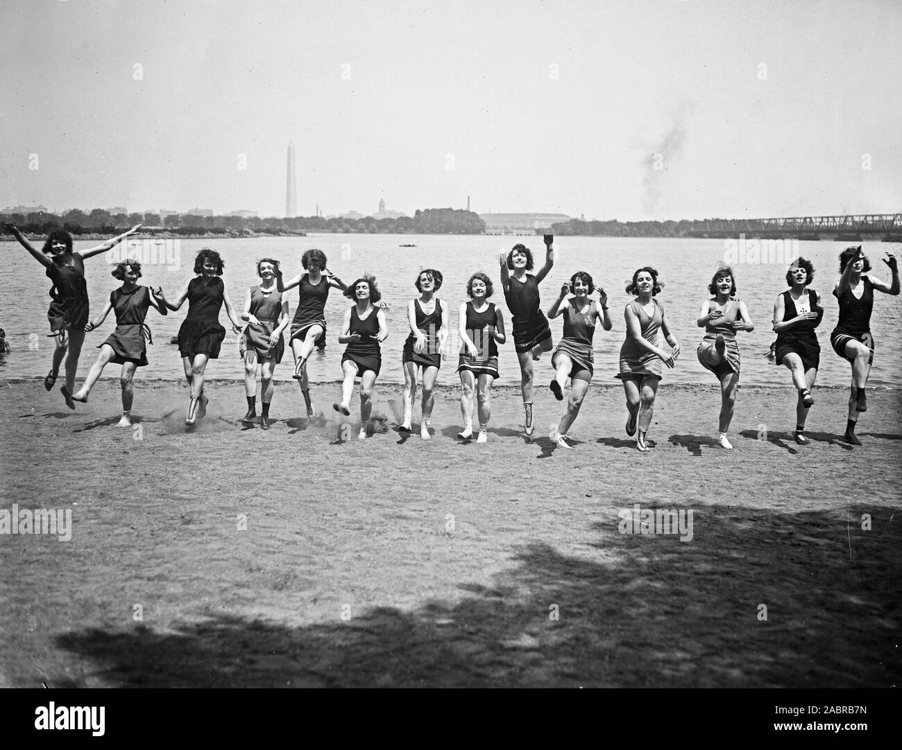 Bellezze di balneazione balli sulla spiaggia ca. 1923 Foto Stock