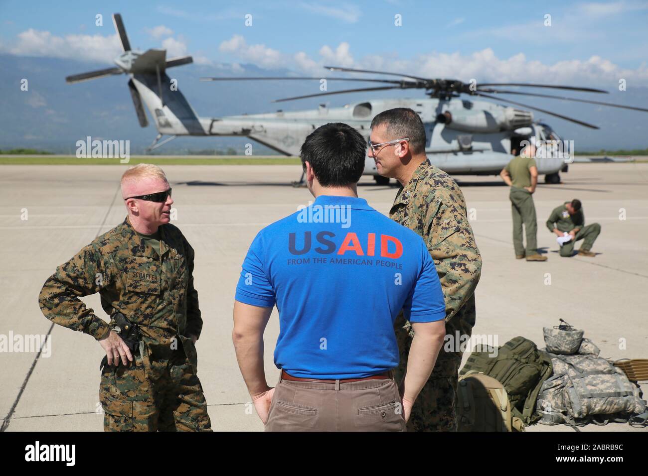 SOTO CANO AIR BASE, Honduras (ott. 4, 2016) Sgt. Principali Wesley L. Schaffer (a destra), Marine Air-Ground Task Force Comando meridionale del sergente maggiore, Albert Gembara (centro), Agenzia statunitense per lo Sviluppo Internazionale/Ufficio di U.S estera di assistenza di emergenza assistenza umanitaria advisor e Col. Thomas E. Prentice (sinistra), per scopi speciali Air-Ground Marine Task Force - Comando Sud (SPMAGTF-SC) comandante parlare prima di imbarcarsi a bordo CH-53E Super Stallion e partono a Grand Cayman Island a Soto Cano Air Base, Honduras. Il SPMAGTF-SC è parte del sud degli Stati Uniti il comando Response team in scena Foto Stock
