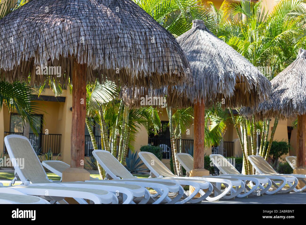 Cabo San Lucas, Baja California sur / Messico - Novembre 2019: Capanne e sedie a lato piscina al Riu Santa Fe, All Inclusive Resort Foto Stock