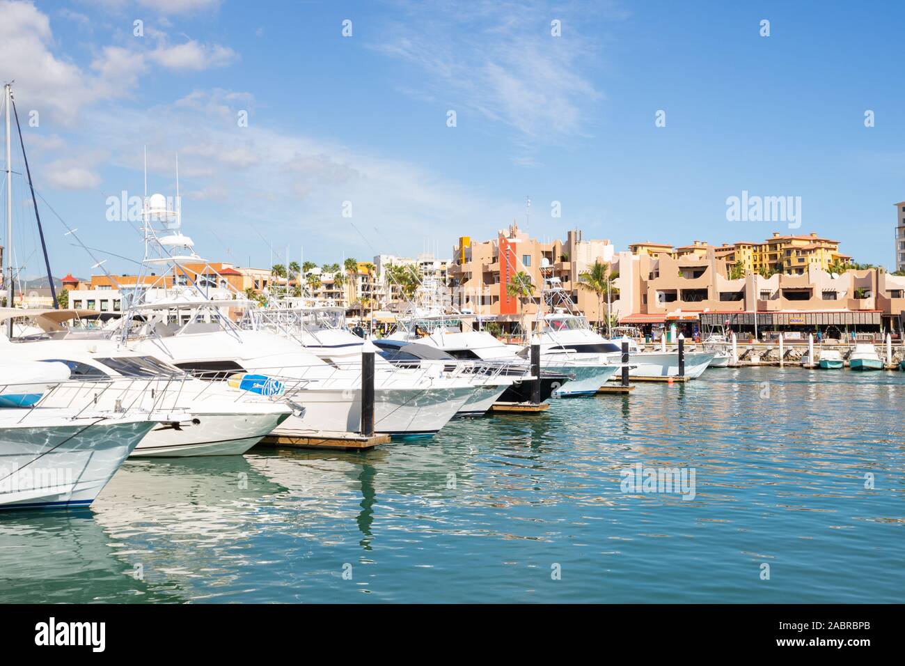 Cabo San Lucas, Baja California sur / Messico - Novembre 2019: Il porticciolo nel centro della città mostra barche e negozi Foto Stock