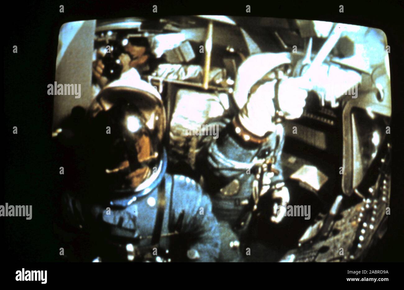 Teleclip Apollo-Soyuz - Progetto di prova - noi all'interno dell'equipaggio Apollo CSM-111 - P. Thomas Stafford - Vance D. Marca - Donald K. Slayton- foto scattata direttamente da TV a colori schermo nel Regno Unito - da "Harry' (il fotografo sconosciuto) durante le trasmissioni dal vivo nel luglio 1975. L' Apollo-Soyuz Test Project (ASTP) (Russo: Экспериментальный полёт "Аполлон" - "Союз" (ЭПАС), Eksperimentalniy polyot Apollon-Soyuz, lit. 'Volo sperimentale Apollo-Soyuz', comunemente indicati dai sovietici come Soyuz-Apollo), condotto nel luglio 1975. Foto Stock