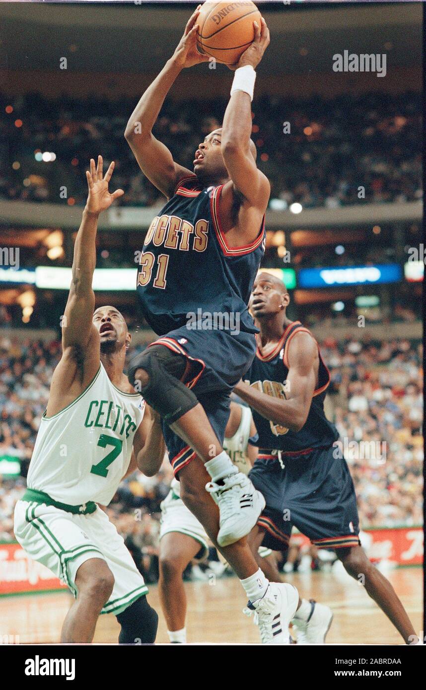 Denver Nuggets #31 Nick Van Exel salta sul suo modo al cliente passato Boston Celtics #7 Kenny Anderson nel gioco del basket azione al centro della flotta in Boston MA USA mar 15,1999 foto di bill belknap Foto Stock