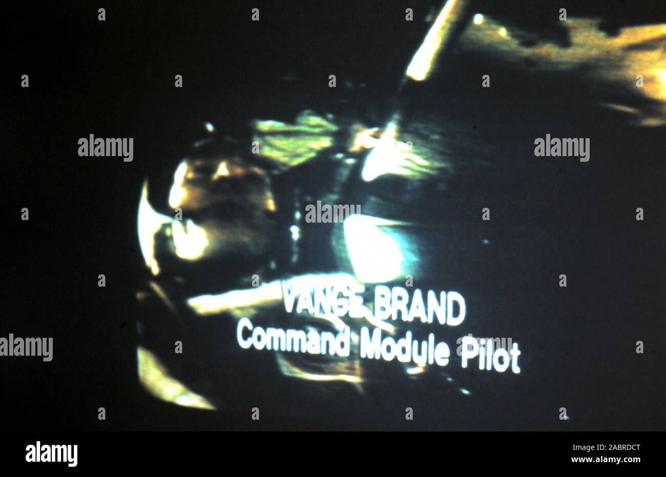 Teleclip Apollo-Soyuz - Progetto di prova - 'Vance Brand - il pilota del modulo di comando' sottotitoli; - Soyuz 19 inserito con Apollo CSM-111 - foto scattata direttamente da TV a colori schermo nel Regno Unito - da "Harry' (il fotografo sconosciuto) durante le trasmissioni dal vivo nel luglio 1975. L' Apollo-Soyuz Test Project (ASTP) (Russo: Экспериментальный полёт "Аполлон" - "Союз" (ЭПАС), Eksperimentalniy polyot Apollon-Soyuz, lit. 'Volo sperimentale Apollo-Soyuz', comunemente indicati dai sovietici come Soyuz-Apollo), condotto nel luglio 1975. Foto Stock
