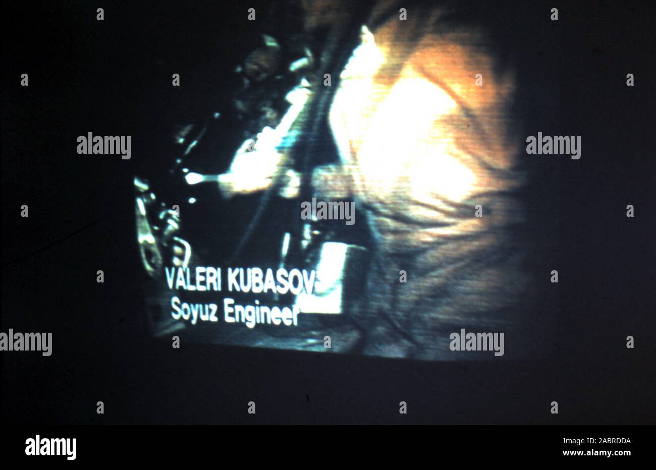 Teleclip Apollo-Soyuz - Progetto di prova - 'Valeri Kubasov Soyuz Engineer' sottotitoli; - all'interno di Soyuz 19 capsule momenti dopo il docking con Apollo CSM-111 - foto scattata direttamente da TV a colori schermo nel Regno Unito - da "Harry' (il fotografo sconosciuto) durante le trasmissioni dal vivo nel luglio 1975. L' Apollo-Soyuz Test Project (ASTP) (Russo: Экспериментальный полёт "Аполлон" - "Союз" (ЭПАС), Eksperimentalniy polyot Apollon-Soyuz, lit. 'Volo sperimentale Apollo-Soyuz', comunemente indicati dai sovietici come Soyuz-Apollo), condotto nel luglio 1975, fu il primo comune di Stati Uniti e Unione Sovietica volo spaziale. Foto Stock