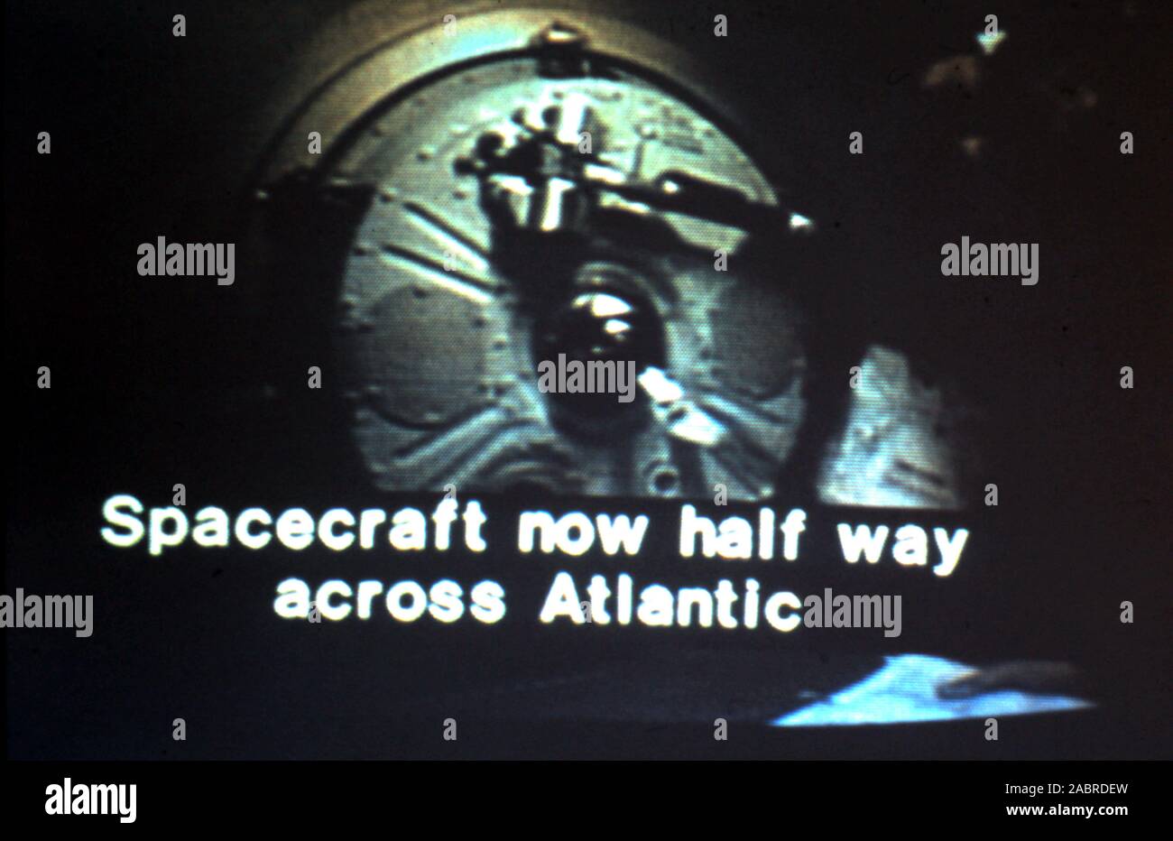 Teleclip - Apollo-Soyuz Test del progetto - "veicoli spaziali ora a metà strada tra Atlantic...' subtitle; - all'interno di Soyuz 19 capsule momenti prima di docking con Apollo CSM-111 - foto scattata direttamente da TV a colori schermo nel Regno Unito - da "Harry' (il fotografo sconosciuto) durante le trasmissioni dal vivo nel luglio 1975. L' Apollo-Soyuz Test Project (ASTP) (Russo: Экспериментальный полёт "Аполлон" - "Союз" (ЭПАС), Eksperimentalniy polyot Apollon-Soyuz, lit. 'Volo sperimentale Apollo-Soyuz', comunemente indicati dai sovietici come Soyuz-Apollo), condotto nel luglio 1975, fu il primo comune di Stati Uniti e Unione Sovietica volo spaziale. Foto Stock