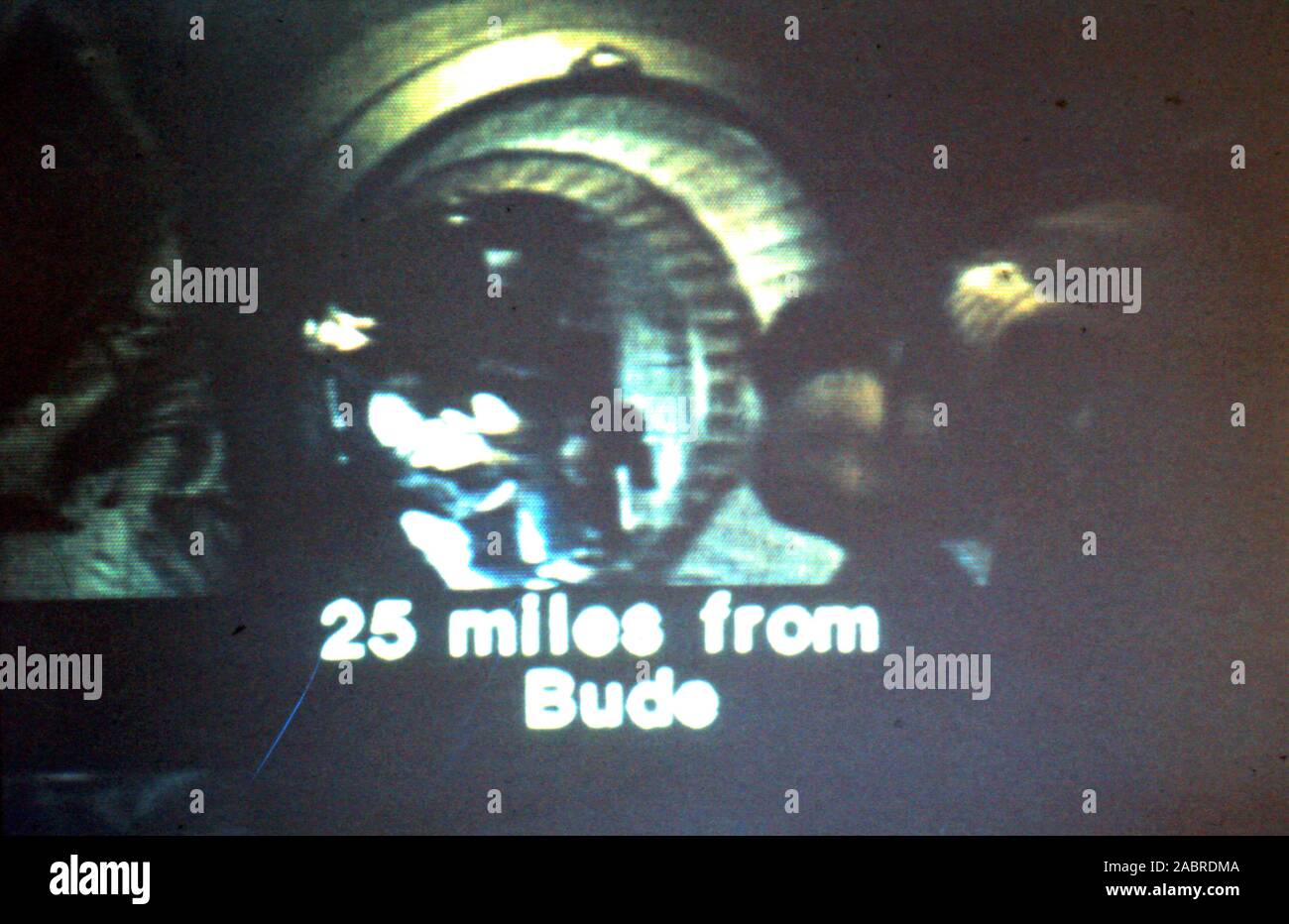 Teleclip '25 miglia da Bude' subtitle; - la foto scattata direttamente da TV a colori schermo nel Regno Unito - da "Harry' (il fotografo sconosciuto) durante le trasmissioni dal vivo nel luglio 1975. L' Apollo-Soyuz Test Project (ASTP) (Russo: Экспериментальный полёт "Аполлон" - "Союз" (ЭПАС), Eksperimentalniy polyot Apollon-Soyuz, lit. 'Volo sperimentale Apollo-Soyuz', comunemente indicati dai sovietici come Soyuz-Apollo), condotto nel luglio 1975, fu il primo comune di Stati Uniti e Unione Sovietica volo spaziale. Foto Stock