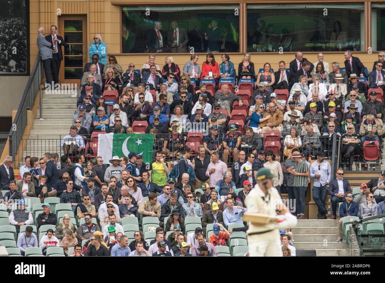 Adelaide, Australia 29 novembre 2019. Gli spettatori presenti nel supporto durante la giornata di apertura della seconda giornata di dominio test notturno tra l Australia e il Pakistan a Adelaide Oval. Australia conduce 1-0 in 2 serie di match .Credito: amer ghazzal/Alamy Live News Foto Stock