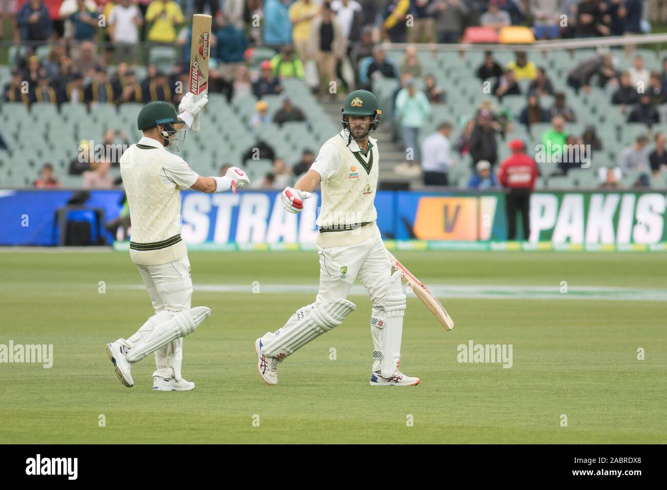 Adelaide, Australia 29 novembre 2019. David Warner e Jo Burns batsmen di apertura prendere sul campo dopo l Australia ha vinto il coin toss e eletto al testimone il giorno di apertura della seconda giornata di dominio test notturno e contro il Pakistan a Adelaide Oval. Australia conduce 1-0 in 2 serie di match .Credito: amer ghazzal/Alamy Live News Foto Stock