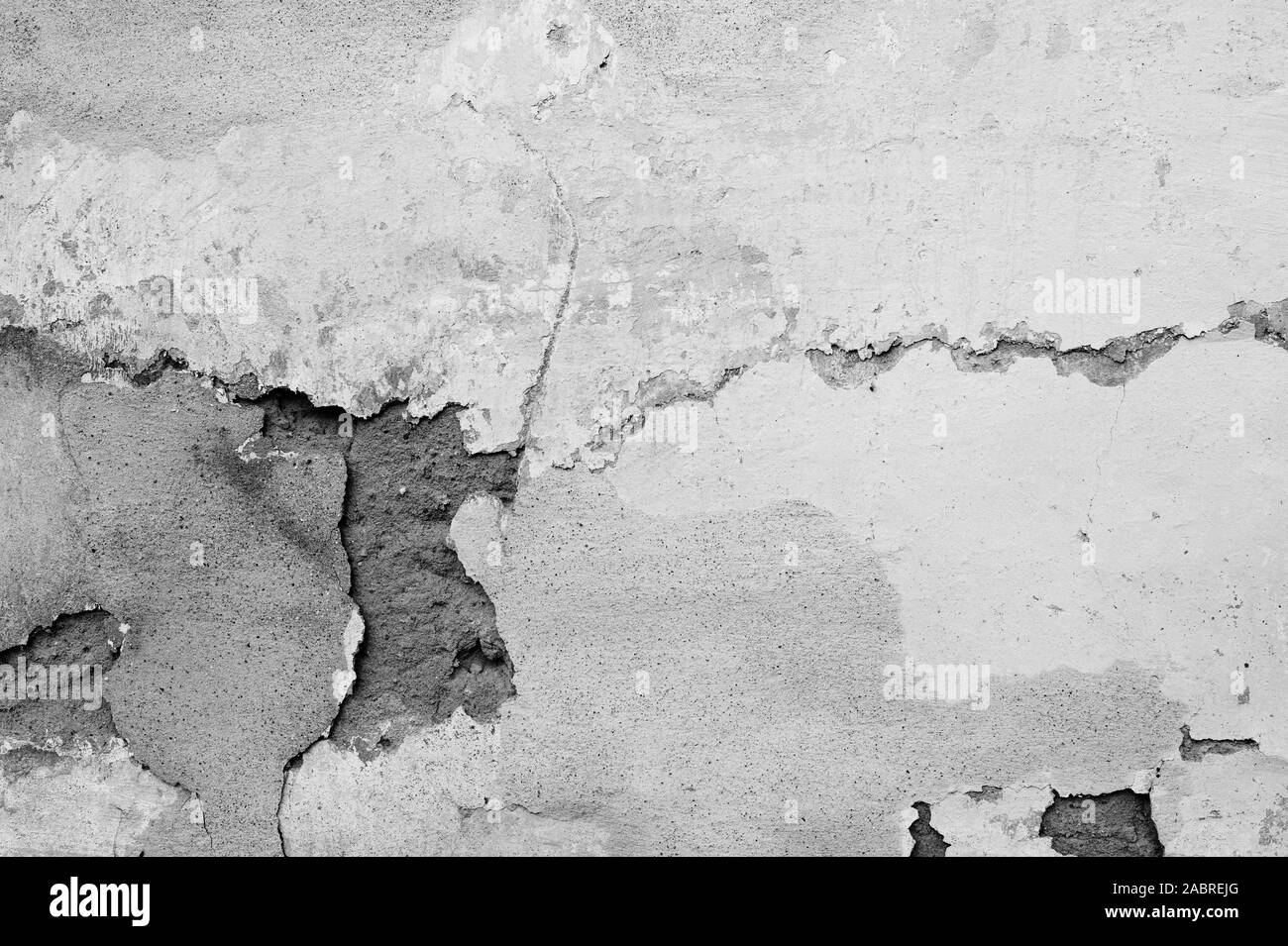Il vecchio muro rotto di una casa abbandonata di close-up. Sfondo astratti in bianco e nero Foto Stock