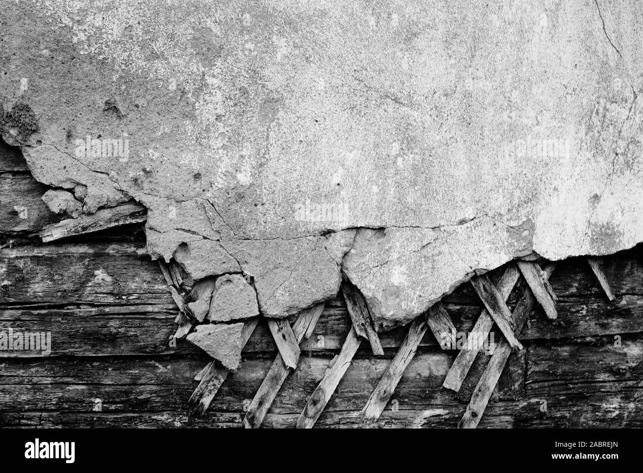 Il vecchio muro rotto di una casa abbandonata di close-up. Sfondo astratti in bianco e nero Foto Stock