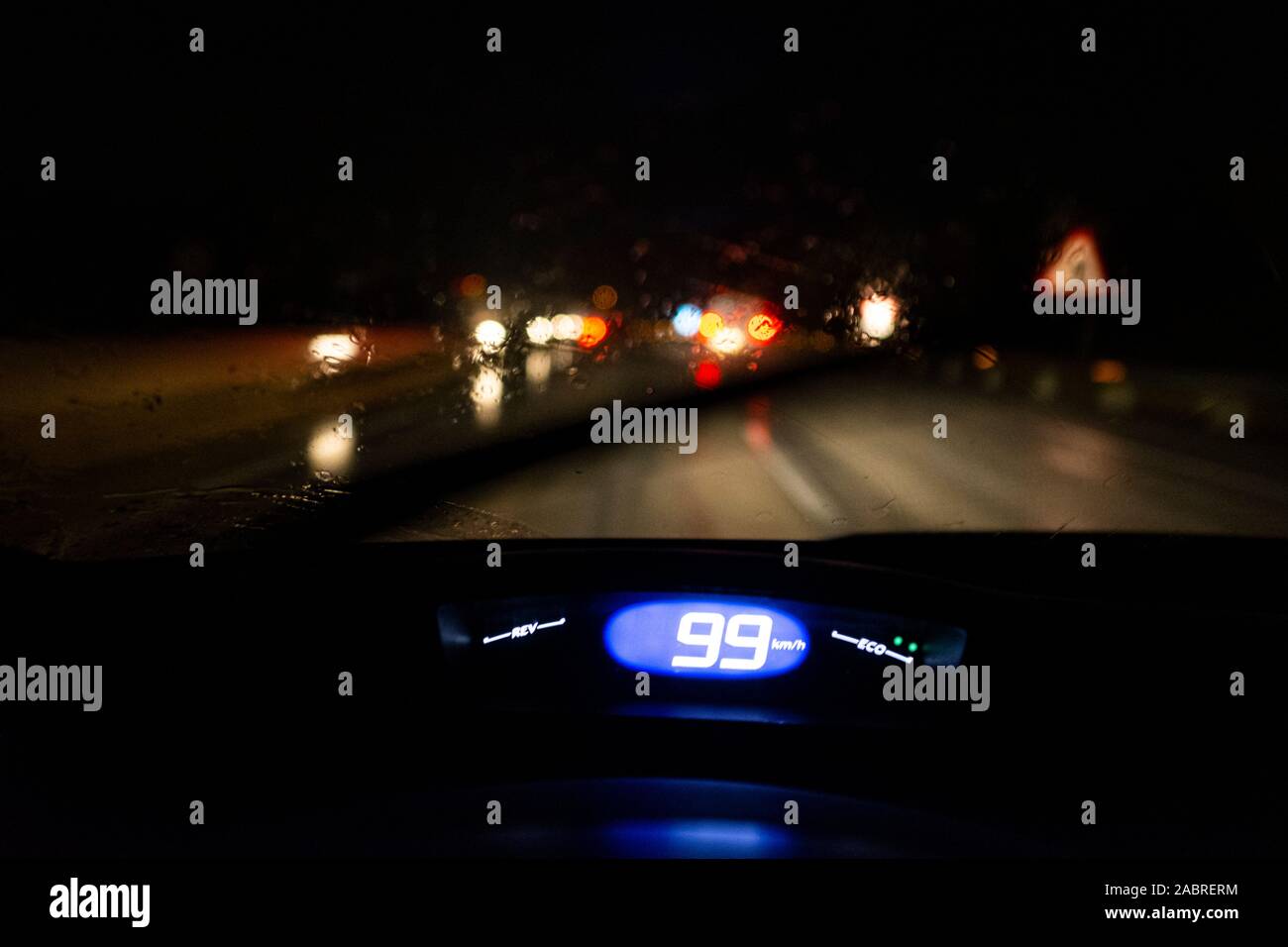 La guida a 99 velocità su una piovosa autostrada di notte tempesta vista driver Foto Stock