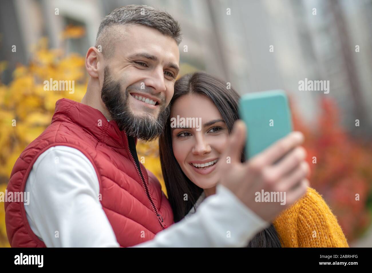 Stato d'animo gioioso. Facce di una gioiosa giovane coppia sorridente mentre prendendo foto insieme Foto Stock