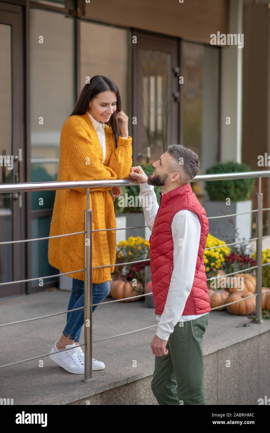 In una piacevole conversazione. Positivo bella coppia godendo il tempo insieme mentre si parla di ciascun altro Foto Stock