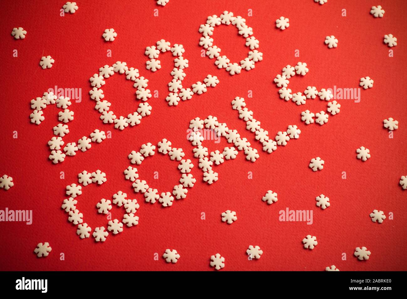 Gli obiettivi 2020. Creative iscrizione "2020 Obiettivi" scritto in fiocchi di neve bianca su sfondo rosso per il design. Anno nuovo concetto 2020. Foto Stock