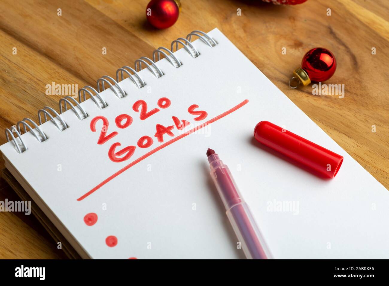 Gli obiettivi 2020. Creative iscrizione "2020 Obiettivi" scritto in notebook su un tavolo di legno sfondo per il design. Anno nuovo concetto 2020. Foto Stock