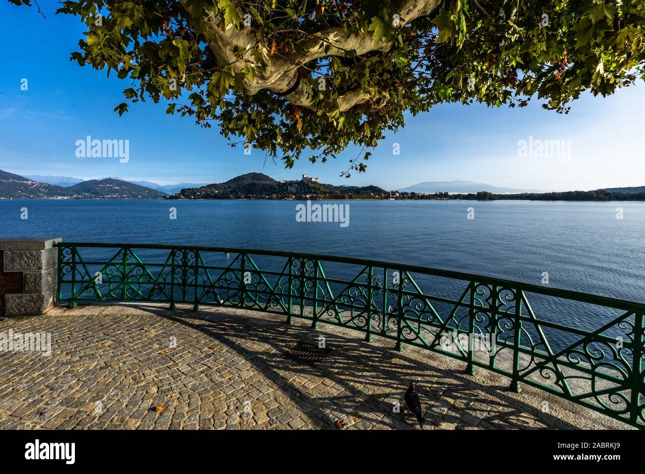 Il pittoresco lungomare di Arona sulle sponde del Lago Maggiore, Piemonte, Italia Foto Stock