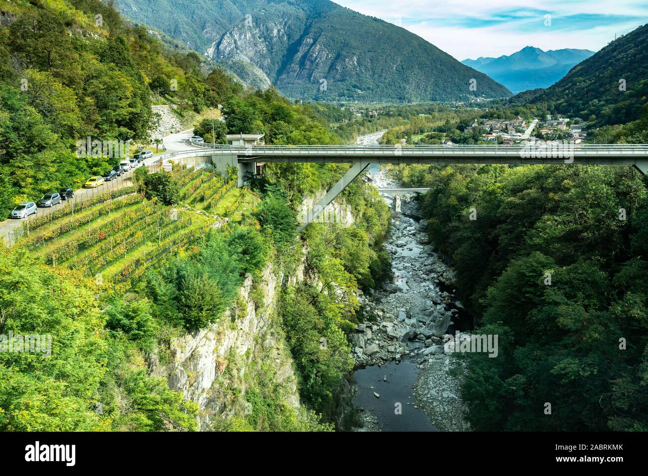 Paesaggio dal treno Vigezzina-Centovalli Attraversamento fiume Melezzo vicino a Locarno, Canton Ticino, Svizzera Foto Stock