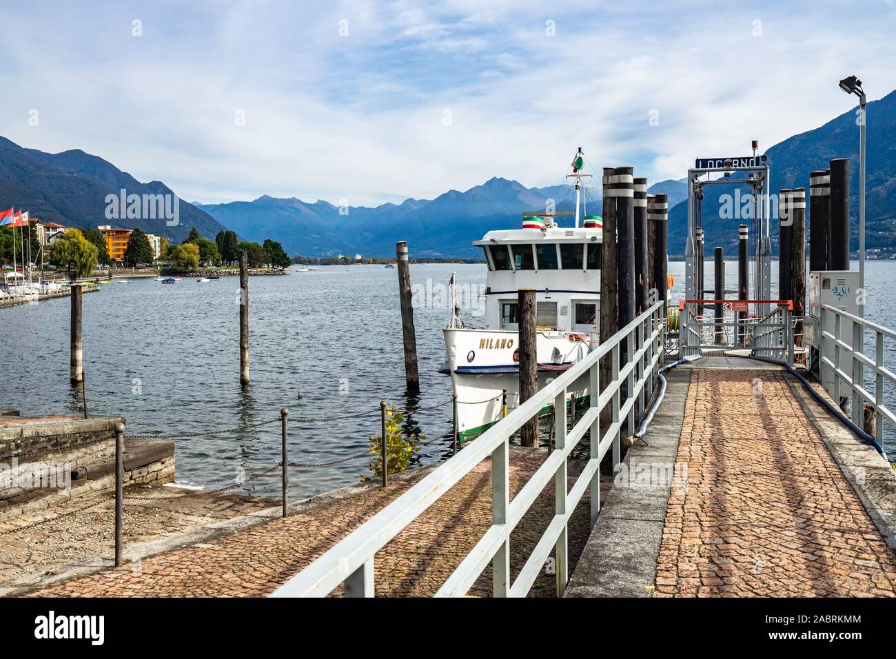 Passeggeri pier a Locarno sulle rive del Lago Maggiore. Locarno, Canton Ticino, Svizzera, Ottobre 2019 Foto Stock