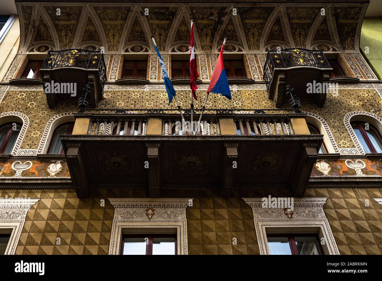 Decorata facciata di un edificio tipico di Locarno, Canton Ticino, Svizzera Foto Stock