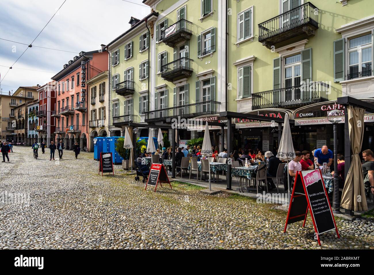 Ristoranti in Piazza Grande, la piazza principale di Locarno con tipiche case colorate. Locarno, Canton Ticino, Svizzera, Ottobre 2019 Foto Stock