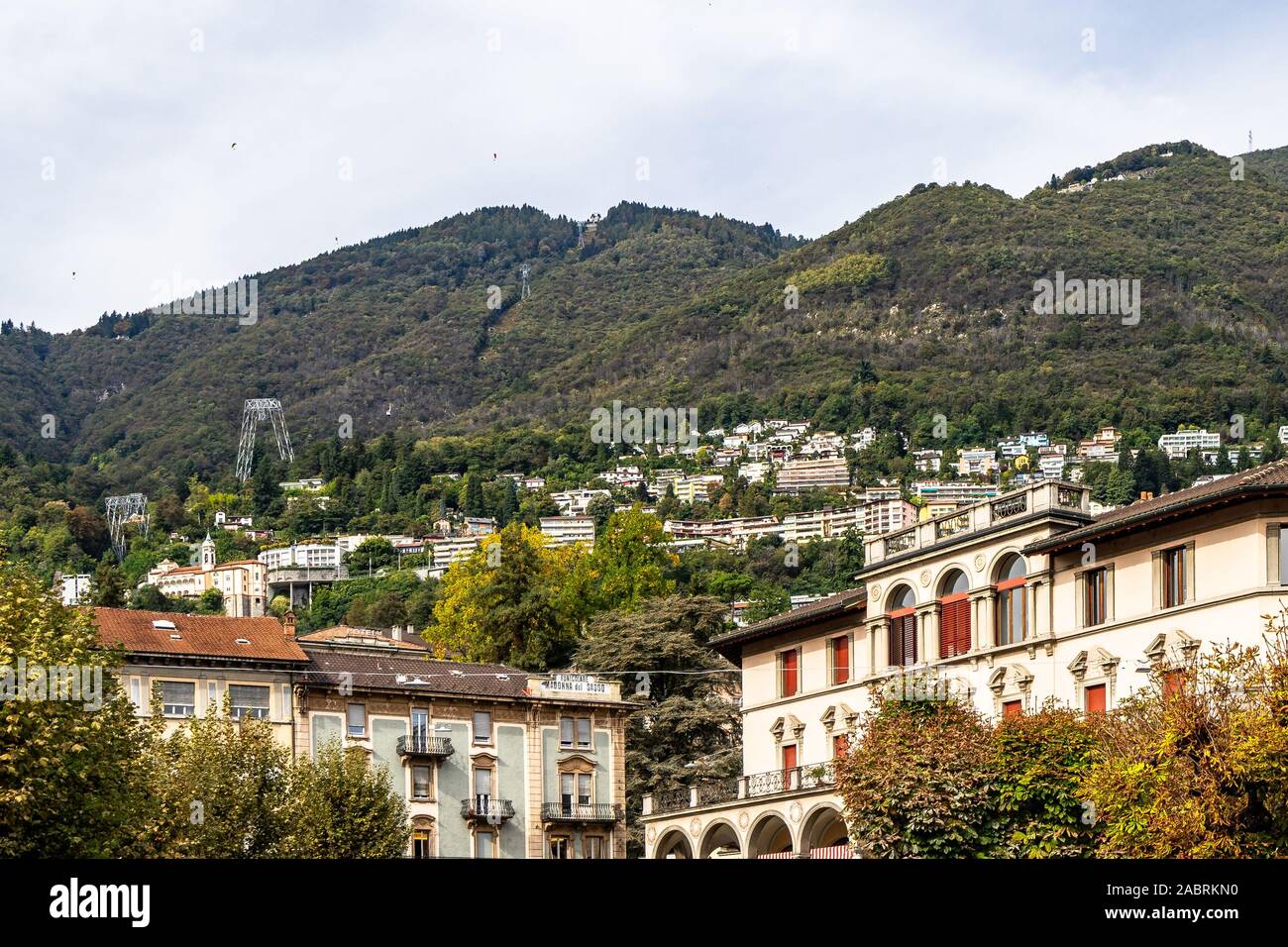 Vista sulle montagne alle spalle di Locarno con la stazione della funicolare per la Madonna del Sasso chiesa, Canton Ticino, Svizzera Foto Stock