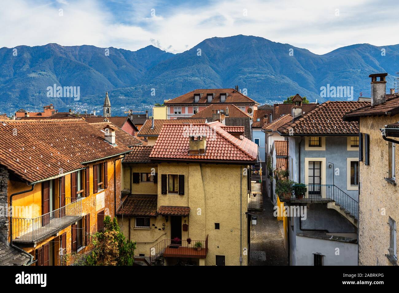 La città di Locarno con tipiche case colorate. Locarno è una graziosa cittadina sulle rive del Lago Maggiore, Canton Ticino, Svizzera Foto Stock