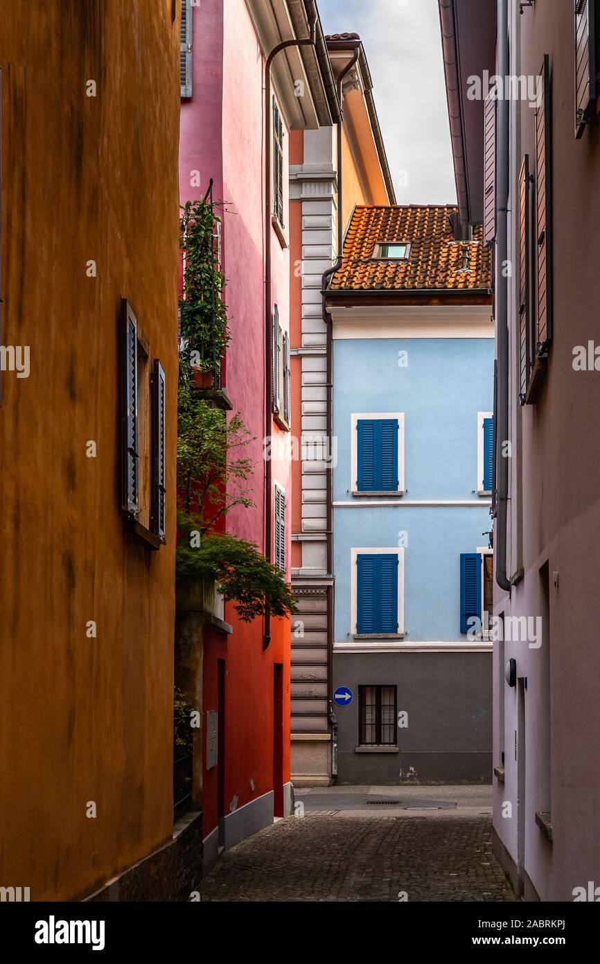 Case colorate allineate lungo un pittoresco viale acciottolato in Locarno Città Vecchia, Canton Ticino, Svizzera Foto Stock