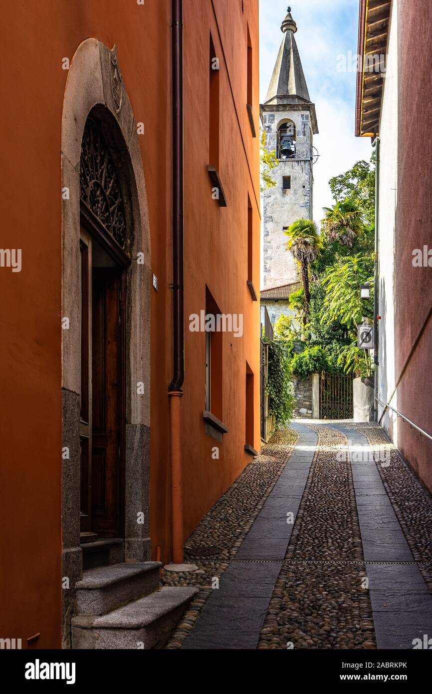 Un colorato vicolo in Locarno centro storico con il campanile della chiesa di Santa Maria Assunta, Canton Ticino, Svizzera Foto Stock