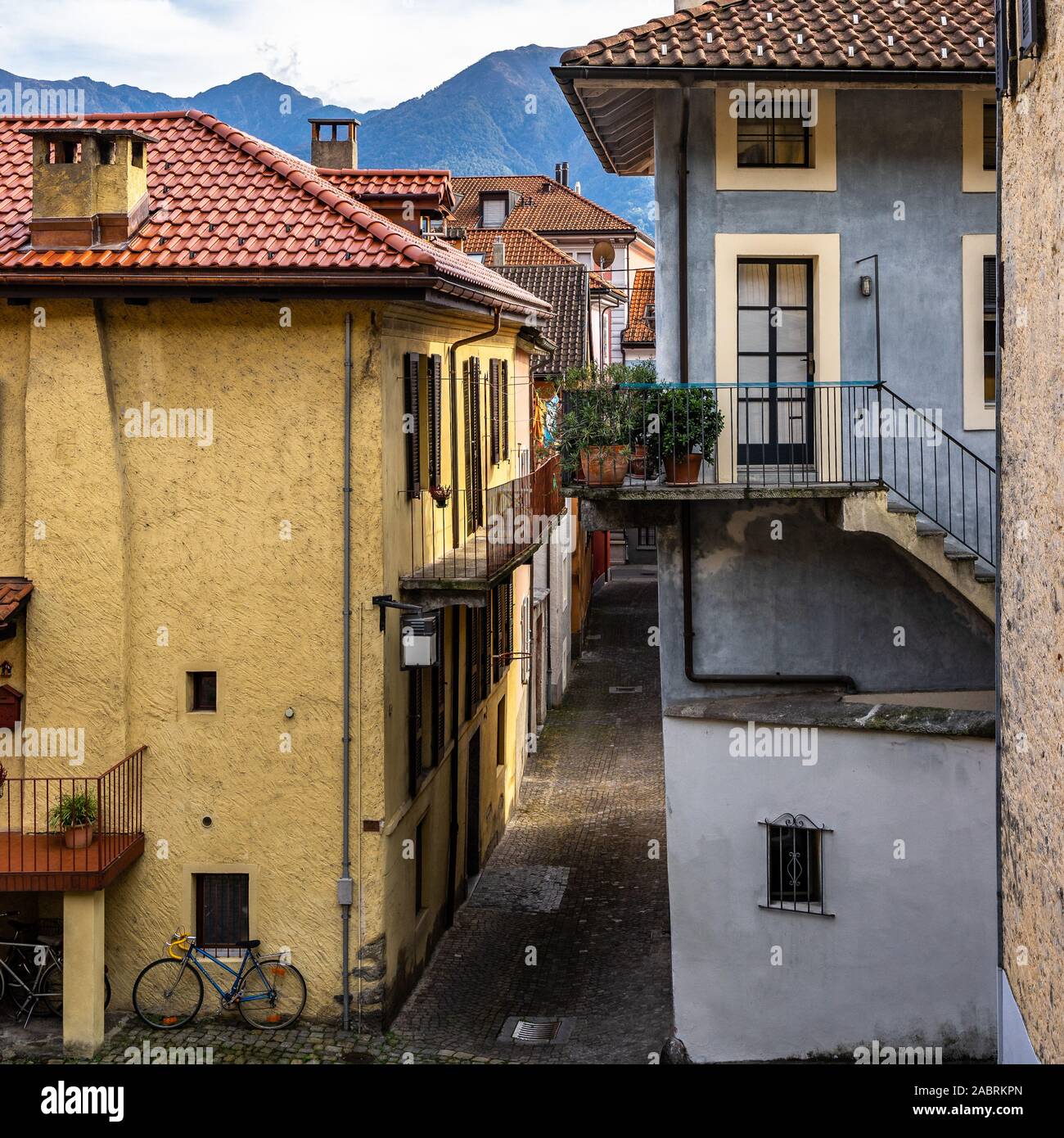 Case colorate in Locarno centro storico. Locarno è una graziosa cittadina sulle rive del Lago Maggiore, Canton Ticino, Svizzera Foto Stock