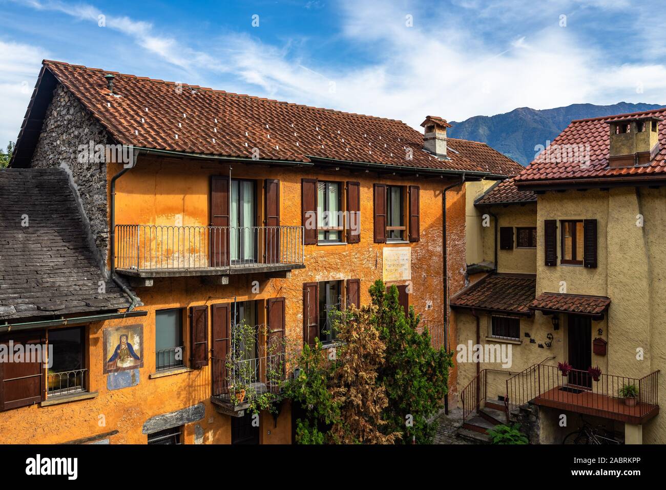 Tipiche case colorate allineate lungo un cortile a Locarno centro storico, Canton Ticino, Svizzera Foto Stock
