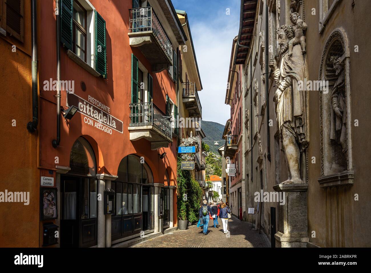 Vista di Via Cittadella, la strada principale dello shopping di Locarno. Locarno, Canton Ticino, Svizzera, Ottobre 2019 Foto Stock