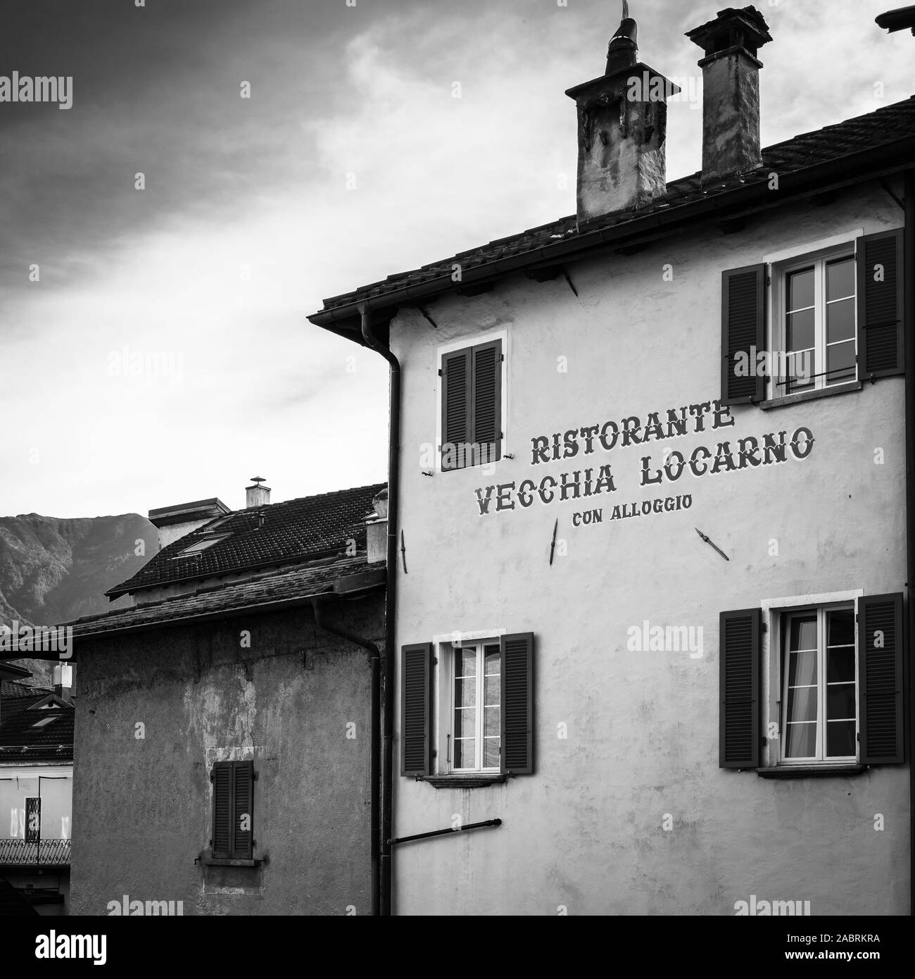 Visualizzazione bianco e nero di un tipico ristorante Vecchia a Locarno. Locarno, Canton Ticino, Svizzera, Ottobre 2019 Foto Stock