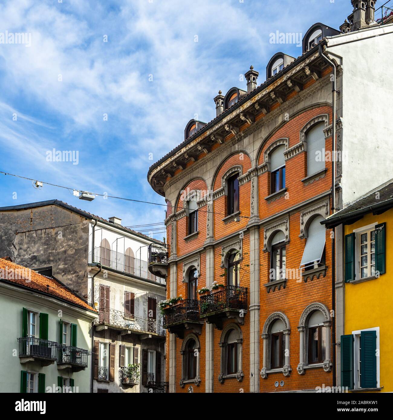 Edifici di lusso e case a Sant Antonio piazza di Locarno centro storico, Canton Ticino, Svizzera Foto Stock