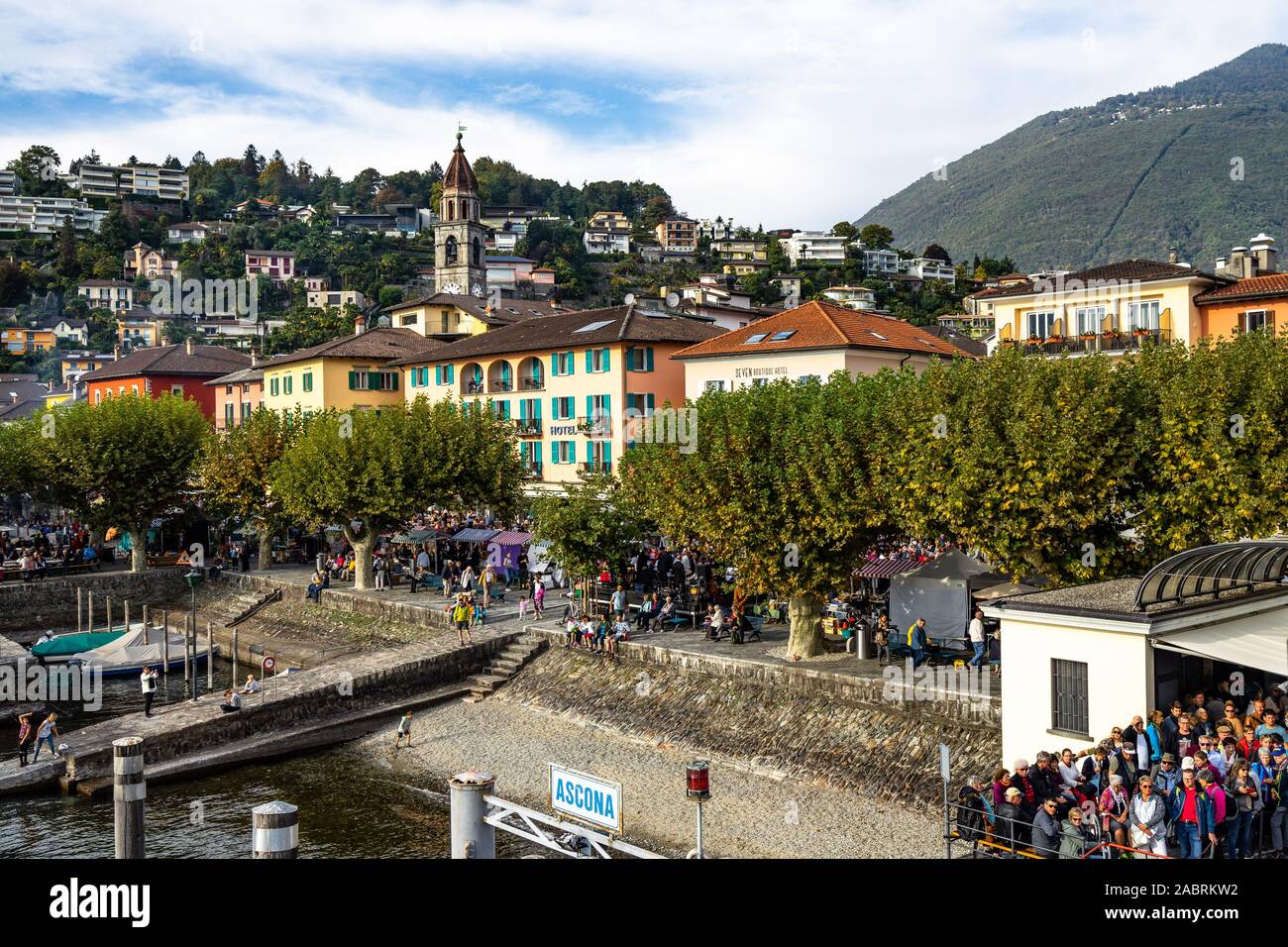 Vista di Ascona dal molo dei traghetti. Ascona è una tipica cittadina sulle rive del Lago Maggiore. Ascona, Canton Ticino, Svizzera, ottobre 20 Foto Stock