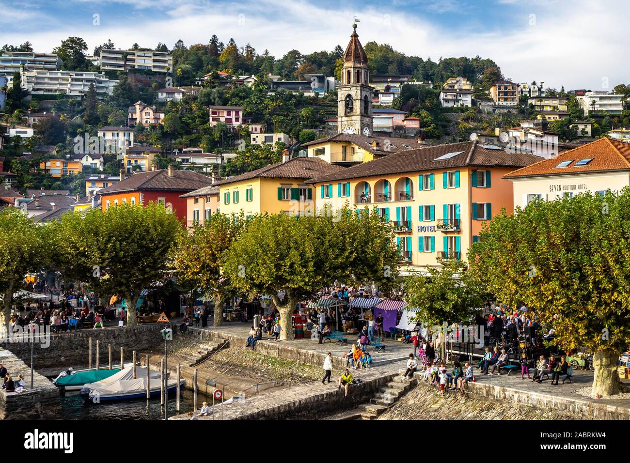 Case colorate e hotel sul lungomare di Ascona, una tipica cittadina sulle rive del Lago Maggiore. Ascona, Canton Ticino, Swi Foto Stock