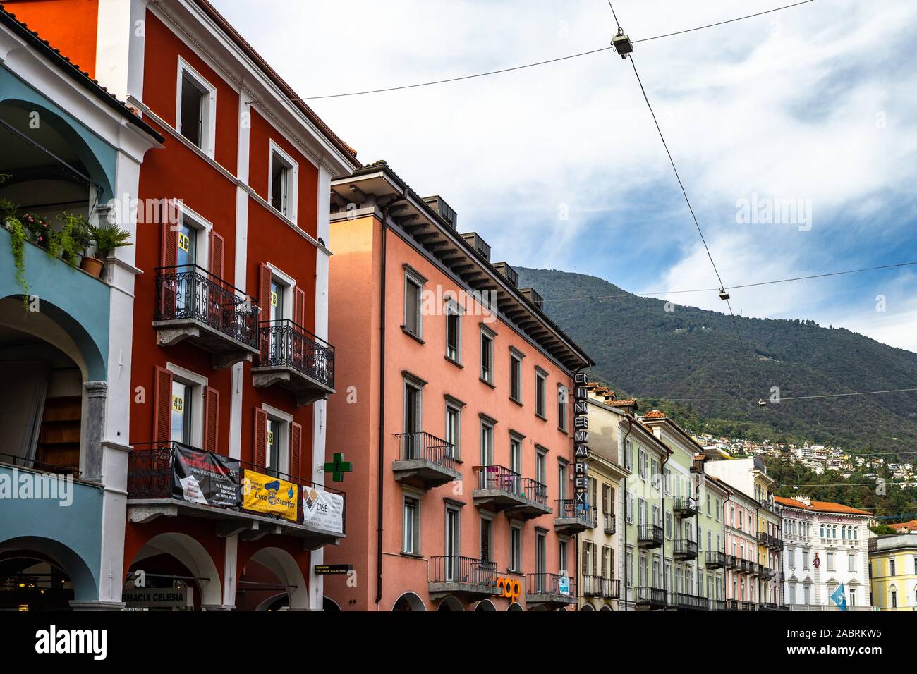 Case colorate su Piazza Grande, la piazza principale di Locarno centro storico. Locarno, Canton Ticino, Svizzera, Ottobre 2019 Foto Stock
